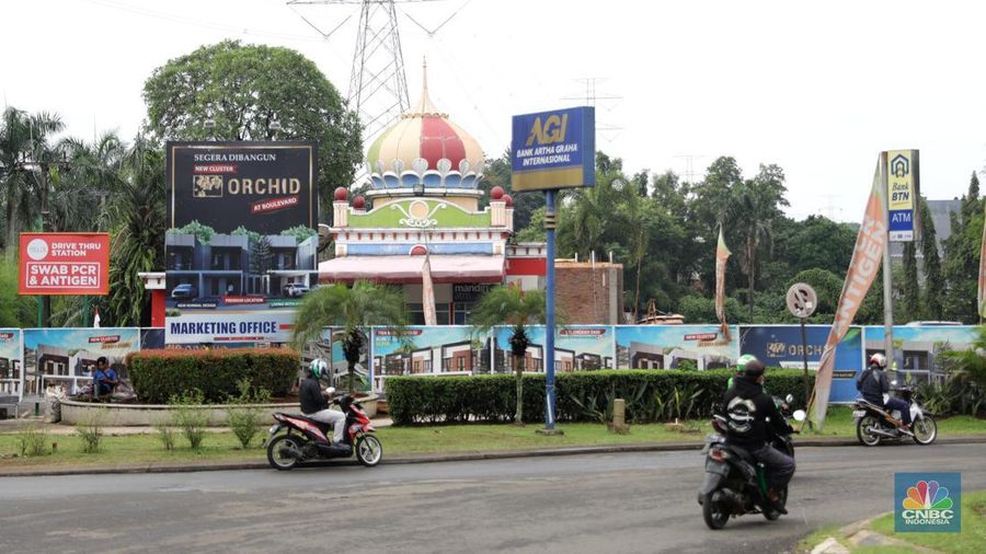 Kendaraan melintas di depan kawasan pembangunan perumahan di GDC, Depok Jawa Barat, Selasa (10/8). Taman rekreasi air yang dulunya Aladin Waterpark ini gulung tikar dan berganti pembangunan Cluster baru. Dampak pandemi memukul sangat keras pelaku usaha  theme park maupun water boom. Sektor ini memang sangat dekat dengan kerumunan dan nir jaga jarak sosial. Tempat wisata yang mengusung nuansa timur tengah  sudah berganti pembangunan rumah. Depok Fantasi Waterpark merupakan pioneer taman rekreasi air di kota Depok. Menurut penjelasan keterangan resmi pada laman Facebook SMR Group 2019 lalu, selaku pengelola. Destinasi ini berdiri pada 8 Agustus 2008 lalu, Dengan beragam atraksi mulai dari perosotan besar, perosotan anak-anak, tricky bucket, dan lainnya. Menurut salah satu pedagang yang berjualan di depan area tersebut mengatakan pembangunan rumah ini baru baru di bangun baru beberapa bulan lalu. 