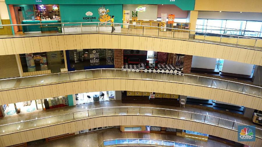 Petugas memberikan informasi scan code vaksin kepada pengunjung yang akan masuk ke dalam Mal Blok M Plaza, Jakarta, Selasa (10/8/2021). Pemerintah mengumumkan kembali memperpanjang PPKM hingga 16 Agustus 2021. Dalam perpanjangan kali ini pusat perbelanjaan atau mal di wilayah PPKM level 4 bisa dibuka dalam kapasitas 25%. (CNBC Indonesia/ Tri Susilo)