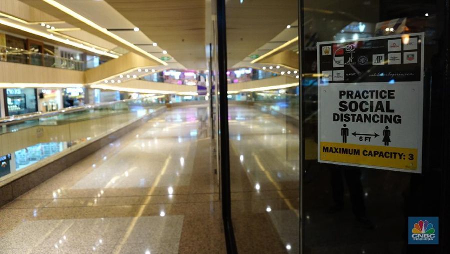 Suasana hari pertama pembukaan kembali mall saat perpanjangan PPKM level 4 di Blok M Plaza, Jakarta, Selasa (10/8/2021).