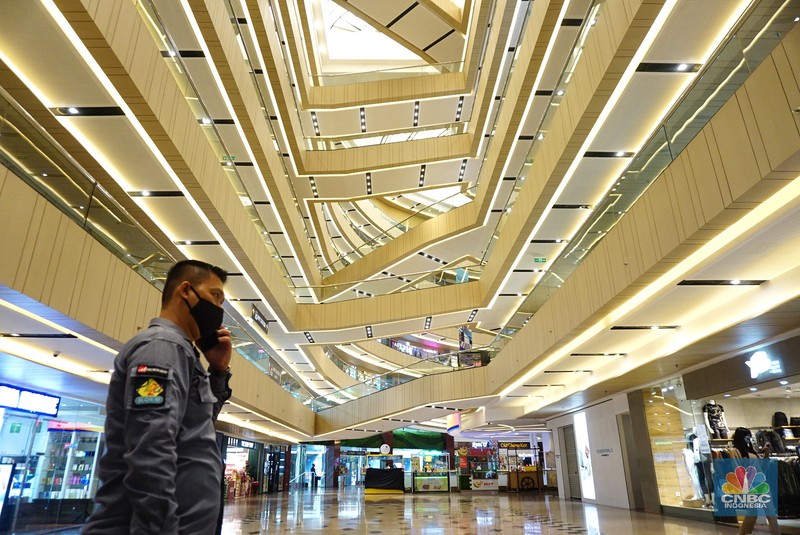 Petugas memberikan informasi scan code vaksin kepada pengunjung yang akan masuk ke dalam Mal Blok M Plaza, Jakarta, Selasa (10/8/2021). Pemerintah mengumumkan kembali memperpanjang PPKM hingga 16 Agustus 2021. Dalam perpanjangan kali ini pusat perbelanjaan atau mal di wilayah PPKM level 4 bisa dibuka dalam kapasitas 25%.  (CNBC Indonesia/ Tri Susilo)