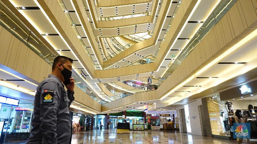 Suasana hari pertama pembukaan kembali mall saat perpanjangan PPKM level 4 di Blok M Plaza, Jakarta, Selasa (10/8/2021).