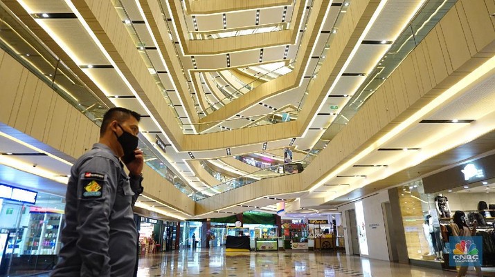 Petugas memberikan informasi scan code vaksin kepada pengunjung yang akan masuk ke dalam Mal Blok M Plaza, Jakarta, Selasa (10/8/2021). Pemerintah mengumumkan kembali memperpanjang PPKM hingga 16 Agustus 2021. Dalam perpanjangan kali ini pusat perbelanjaan atau mal di wilayah PPKM level 4 bisa dibuka dalam kapasitas 25%.  (CNBC Indonesia/ Tri Susilo)