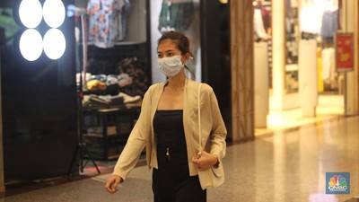 Suasana hari pertama pembukaan kembali mall saat perpanjangan PPKM level 4 di Blok M Plaza, Jakarta, Selasa (10/8/2021). Petugas memberikan informasi scan code vaksin kepada pengunjung yang akan masuk ke dalam Mal Blok M Plaza, Jakarta, Selasa (10/8/2021). Pemerintah mengumumkan kembali memperpanjang PPKM hingga 16 Agustus 2021. Dalam perpanjangan kali ini pusat perbelanjaan atau mal di wilayah PPKM level 4 bisa dibuka dalam kapasitas 25%. (CNBC Indonesia/ Tri Susilo)