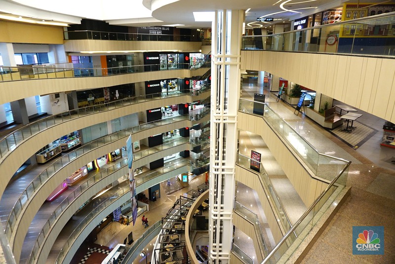 Suasana hari pertama pembukaan kembali mall saat perpanjangan PPKM level 4 di Blok M Plaza, Jakarta, Selasa (10/8/2021). Petugas memberikan informasi scan code vaksin kepada pengunjung yang akan masuk ke dalam Mal Blok M Plaza, Jakarta, Selasa (10/8/2021). Pemerintah mengumumkan kembali memperpanjang PPKM hingga 16 Agustus 2021. Dalam perpanjangan kali ini pusat perbelanjaan atau mal di wilayah PPKM level 4 bisa dibuka dalam kapasitas 25%. (CNBC Indonesia/ Tri Susilo)