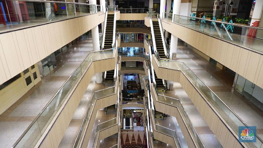 Petugas memberikan informasi scan code vaksin kepada pengunjung yang akan masuk ke dalam Mal Blok M Plaza, Jakarta, Selasa (10/8/2021). Pemerintah mengumumkan kembali memperpanjang PPKM hingga 16 Agustus 2021. Dalam perpanjangan kali ini pusat perbelanjaan atau mal di wilayah PPKM level 4 bisa dibuka dalam kapasitas 25%.  (CNBC Indonesia/ Tri Susilo)