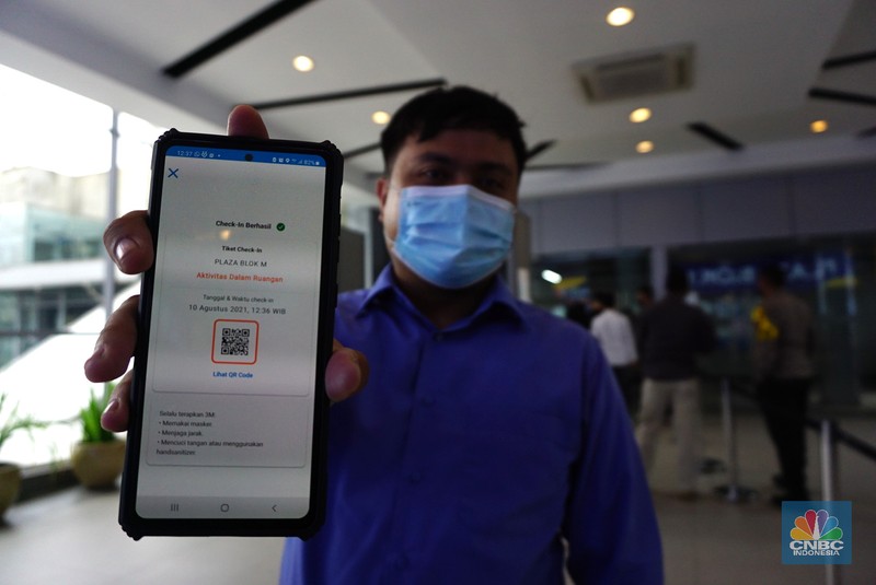 Suasana hari pertama pembukaan kembali mall saat perpanjangan PPKM level 4 di Blok M Plaza, Jakarta, Selasa (10/8/2021). Petugas memberikan informasi scan code vaksin kepada pengunjung yang akan masuk ke dalam Mal Blok M Plaza, Jakarta, Selasa (10/8/2021). Pemerintah mengumumkan kembali memperpanjang PPKM hingga 16 Agustus 2021. Dalam perpanjangan kali ini pusat perbelanjaan atau mal di wilayah PPKM level 4 bisa dibuka dalam kapasitas 25%. (CNBC Indonesia/ Tri Susilo)