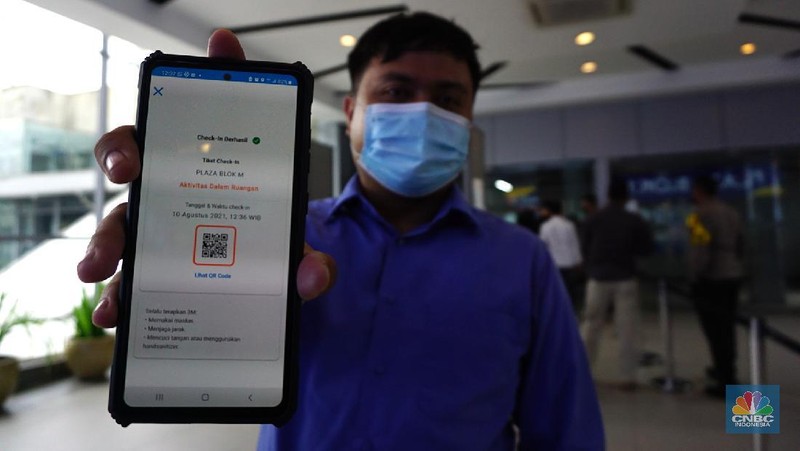 Petugas memberikan informasi scan code vaksin kepada pengunjung yang akan masuk ke dalam Mal Blok M Plaza, Jakarta, Selasa (10/8/2021). Pemerintah mengumumkan kembali memperpanjang PPKM hingga 16 Agustus 2021. Dalam perpanjangan kali ini pusat perbelanjaan atau mal di wilayah PPKM level 4 bisa dibuka dalam kapasitas 25%.  (CNBC Indonesia/ Tri Susilo)