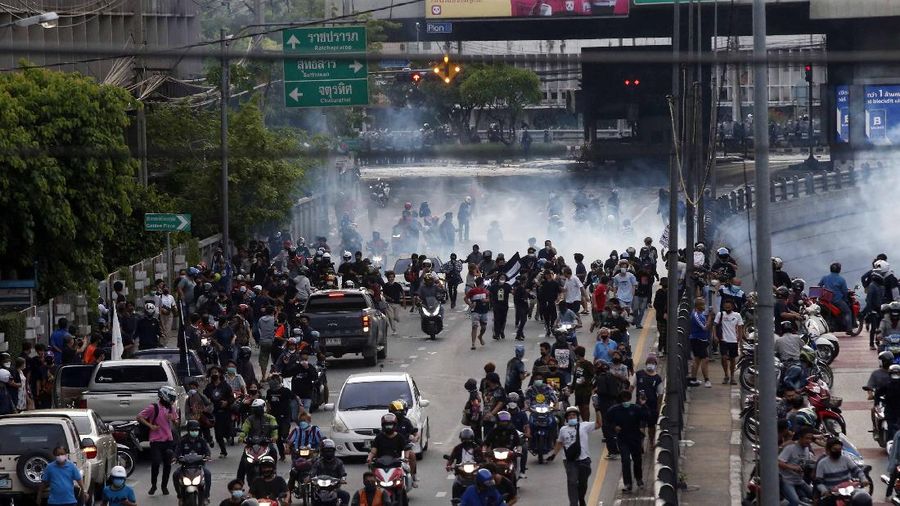 Aksi demo di Thailand. (AP/Thanachote Thanawikran)