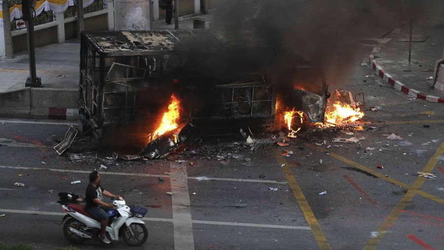 Aksi demo di Thailand. (AP/Thanachote Thanawikran)