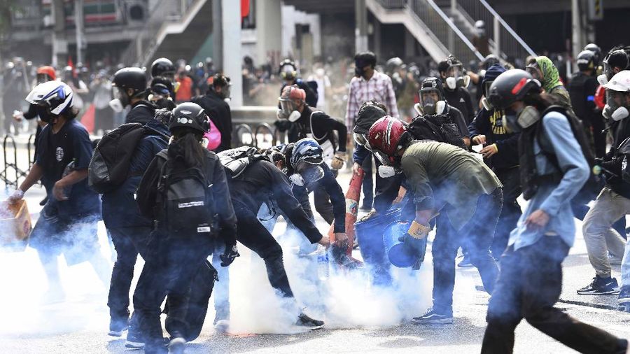 Aksi demo di Thailand. (AP/Thanachote Thanawikran)