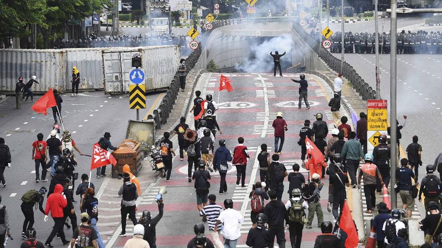 Aksi demo di Thailand. (AP/Thanachote Thanawikran)