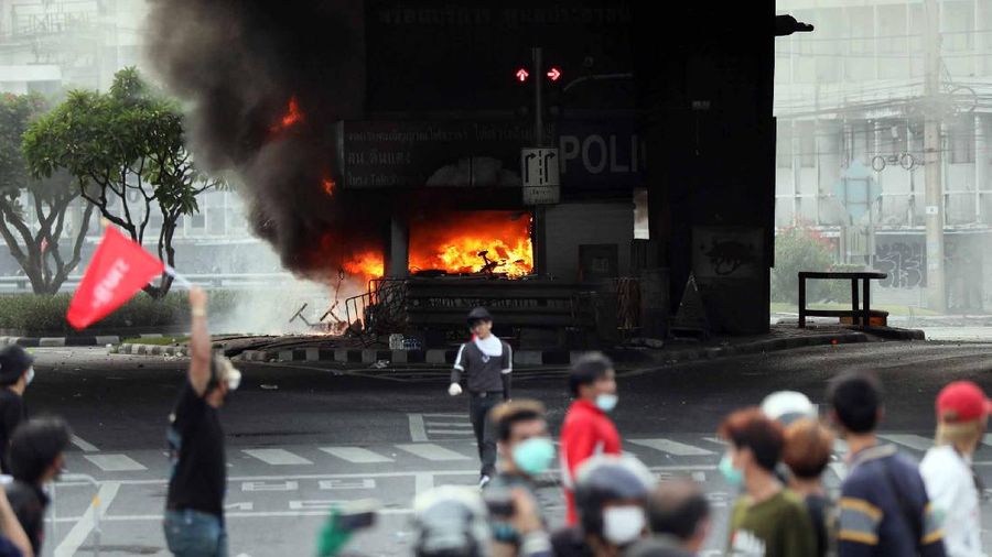 Aksi demo di Thailand. (AP/Thanachote Thanawikran)