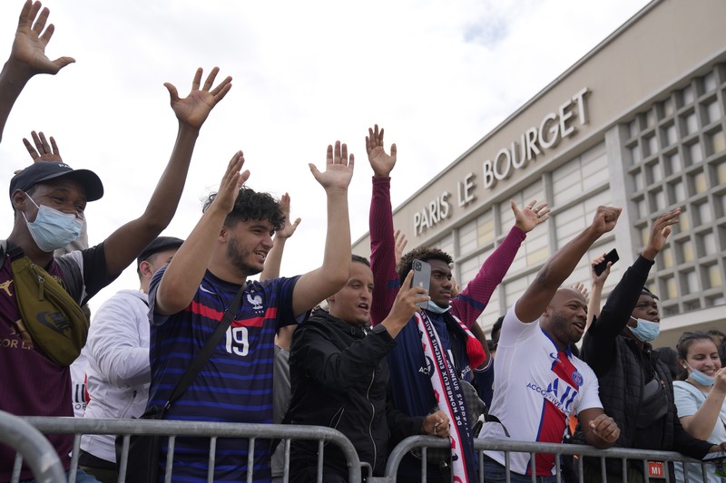 Lionel Messi tiba di Paris Saint Germain. (AP/Adrienne Surprenant)