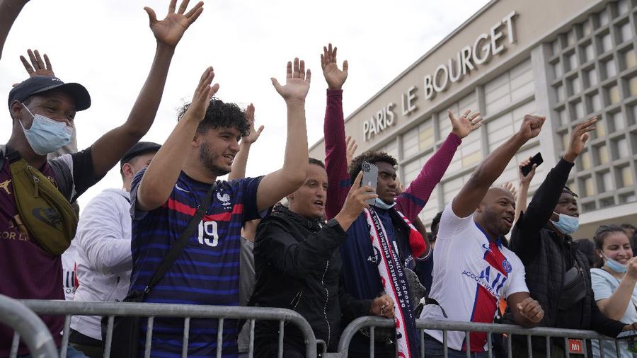 Lionel Messi tiba di Paris Saint Germain. (AP/Adrienne Surprenant)