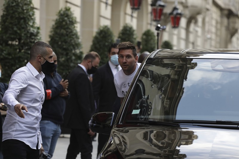 Lionel Messi tiba di Paris Saint Germain. (AP/Adrienne Surprenant)