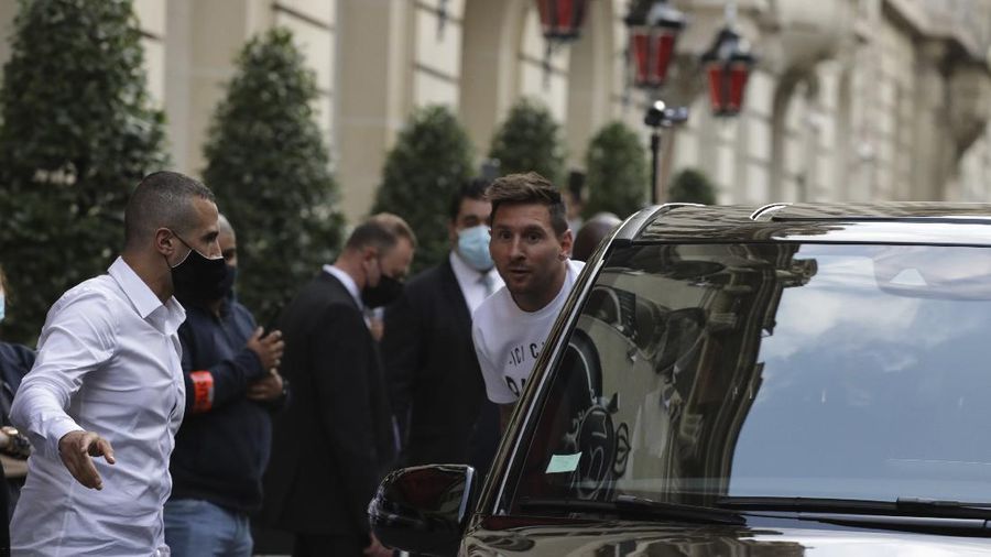 Lionel Messi tiba di Paris Saint Germain. (AP/Adrienne Surprenant)