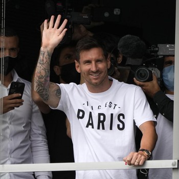 Detik-detik Lionel Messi Tiba di PSG, Fans Menggila