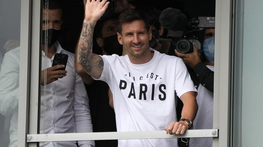 Lionel Messi tiba di Paris Saint Germain. (AP/Adrienne Surprenant)