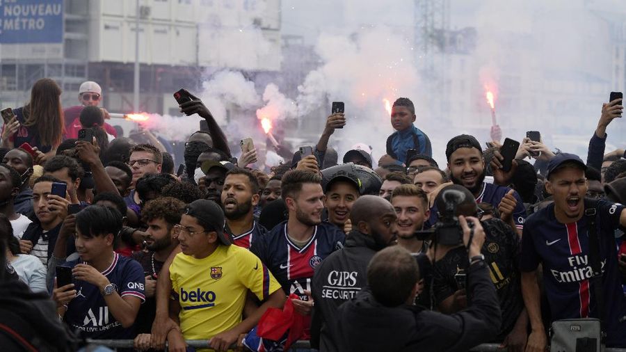 Lionel Messi tiba di Paris Saint Germain. (AP/Adrienne Surprenant)