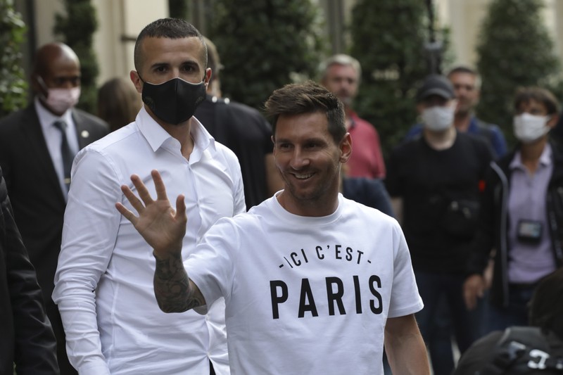 Lionel Messi tiba di Paris Saint Germain. (AP/Adrienne Surprenant)