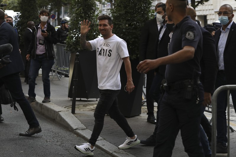 Lionel Messi tiba di Paris Saint Germain. (AP/Adrienne Surprenant) Lionel Messi tiba di Paris Saint Germain. (AP/Adrienne Surprenant)