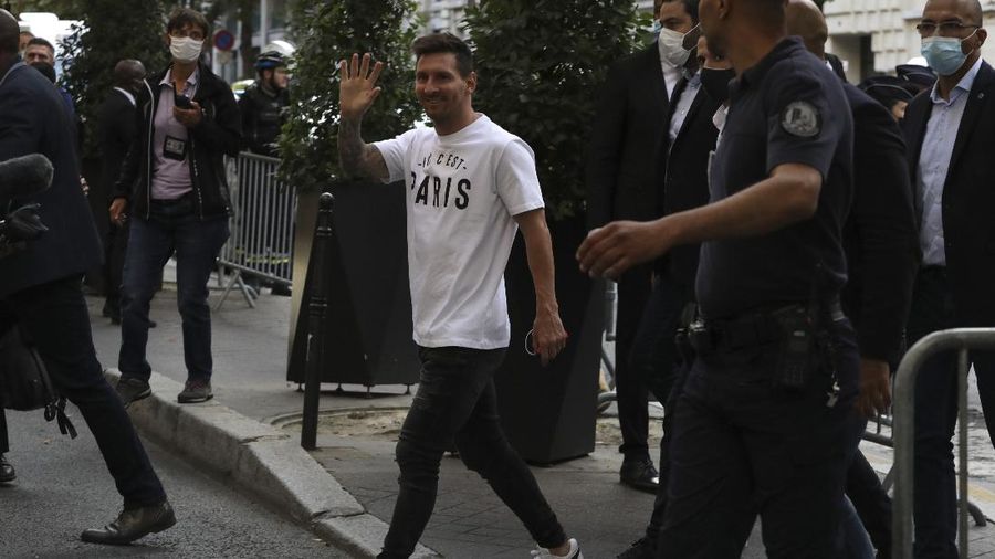 Lionel Messi tiba di Paris Saint Germain. (AP/Adrienne Surprenant)
