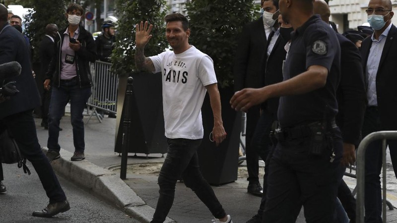Lionel Messi tiba di Paris Saint Germain. (AP/Adrienne Surprenant)