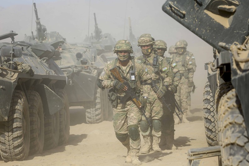 Tentara Rusia, Uzbekistan dan Tajikistan saat latihan militer bersama. (AP/Didor Sadulloev) Tentara Rusia, Uzbekistan dan Tajikistan saat latihan militer bersama. (AP/Didor Sadulloev)