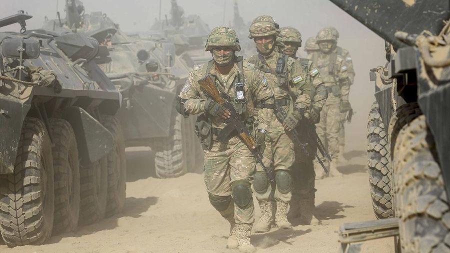Tentara Rusia, Uzbekistan dan Tajikistan saat latihan militer bersama. (AP/Didor Sadulloev)