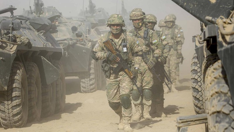 Tentara Rusia, Uzbekistan dan Tajikistan saat latihan militer bersama. (AP/Didor Sadulloev)