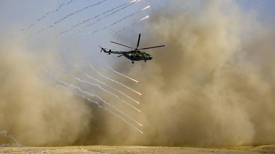 Tentara Rusia, Uzbekistan dan Tajikistan saat latihan militer bersama. (AP/Didor Sadulloev)