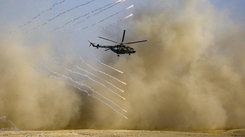 Tentara Rusia, Uzbekistan dan Tajikistan saat latihan militer bersama. (AP/Didor Sadulloev)