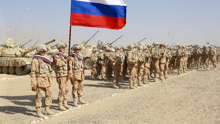 Tentara Rusia, Uzbekistan dan Tajikistan saat latihan militer bersama. (AP/Didor Sadulloev)