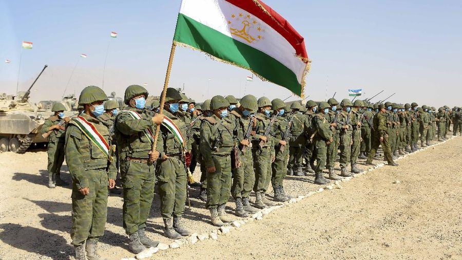 Tentara Rusia, Uzbekistan dan Tajikistan saat latihan militer bersama. (AP/Didor Sadulloev)