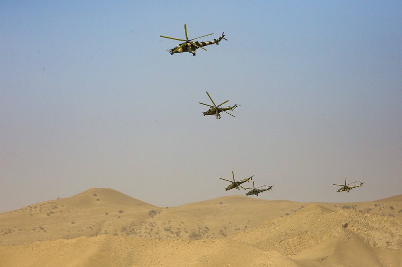 Tentara Rusia, Uzbekistan dan Tajikistan saat latihan militer bersama. (AP/Didor Sadulloev)
