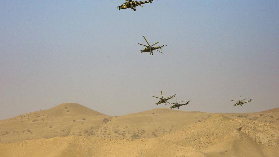 Tentara Rusia, Uzbekistan dan Tajikistan saat latihan militer bersama. (AP/Didor Sadulloev)