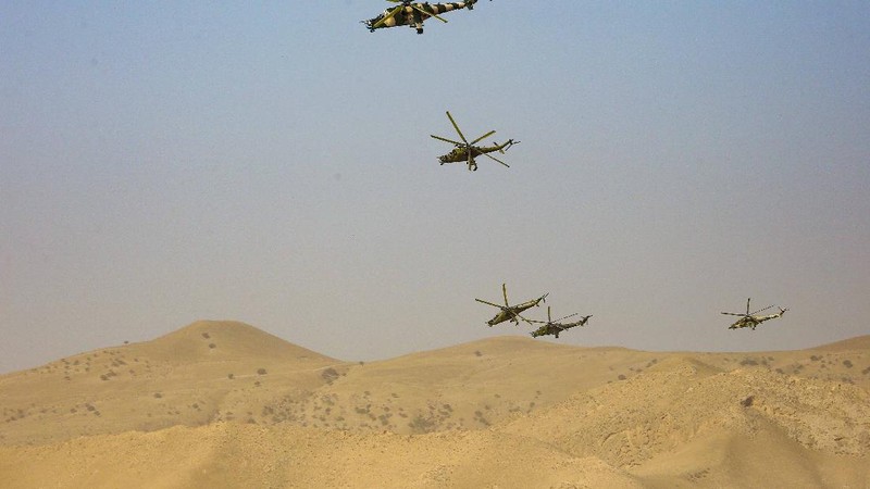 Tentara Rusia, Uzbekistan dan Tajikistan saat latihan militer bersama. (AP/Didor Sadulloev)