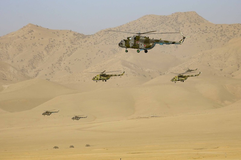 Tentara Rusia, Uzbekistan dan Tajikistan saat latihan militer bersama. (AP/Didor Sadulloev)