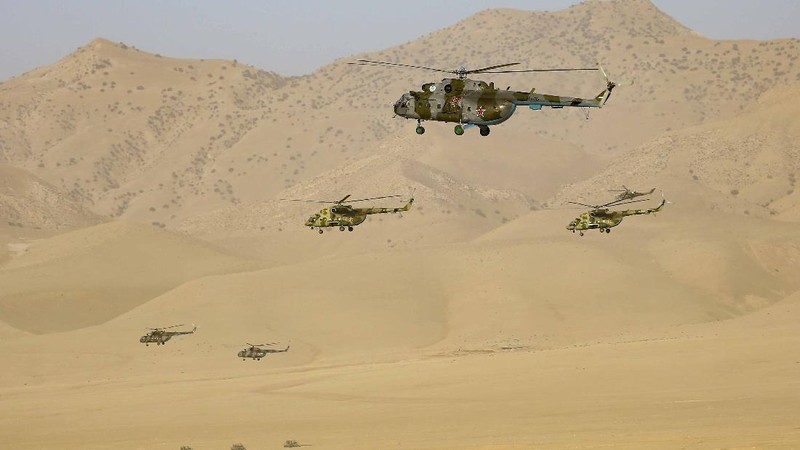 Tentara Rusia, Uzbekistan dan Tajikistan saat latihan militer bersama. (AP/Didor Sadulloev)