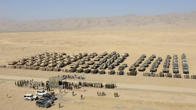 Tentara Rusia, Uzbekistan dan Tajikistan saat latihan militer bersama. (AP/Didor Sadulloev)