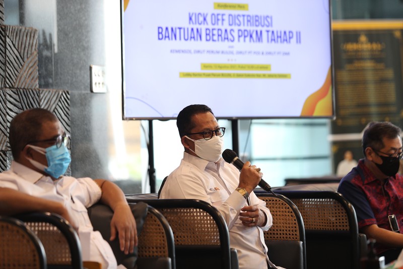 Pemerintah melalui Kementerian Sosial memberikan kepercayaan kepada Perum BULOG untuk melanjutkan program bantuan beras PPKM tahap II menyusul selesainya bantuan beras tahap I. (CNBC Indonesia/Tri Susilo) Pemerintah melalui Kementerian Sosial memberikan kepercayaan kepada Perum BULOG untuk melanjutkan program bantuan beras PPKM tahap II menyusul selesainya bantuan beras tahap I. (CNBC Indonesia/Tri Susilo)