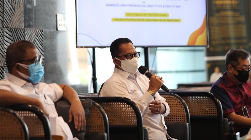 Pemerintah melalui Kementerian Sosial memberikan kepercayaan kepada Perum BULOG untuk melanjutkan program bantuan beras PPKM tahap II menyusul selesainya bantuan beras tahap I.  (CNBC Indonesia/Tri Susilo)