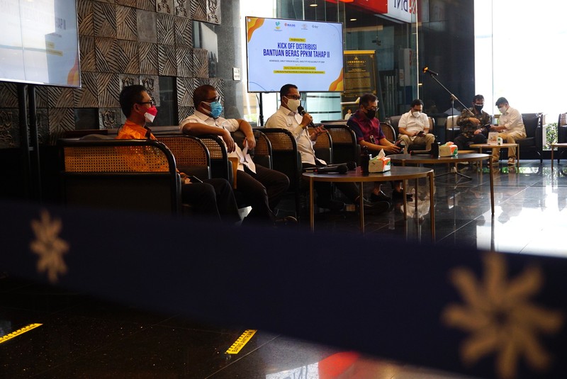 Pemerintah melalui Kementerian Sosial memberikan kepercayaan kepada Perum BULOG untuk melanjutkan program bantuan beras PPKM tahap II menyusul selesainya bantuan beras tahap I.  (CNBC Indonesia/Tri Susilo)