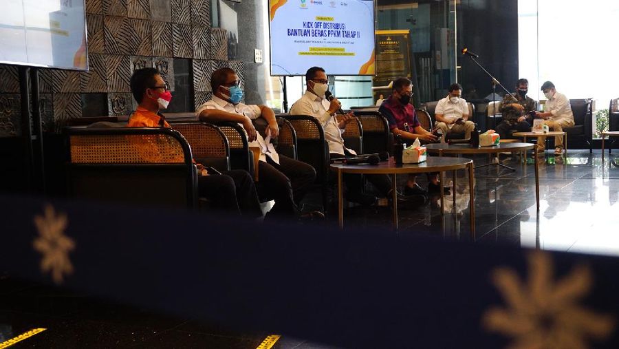 Pemerintah melalui Kementerian Sosial memberikan kepercayaan kepada Perum BULOG untuk melanjutkan program bantuan beras PPKM tahap II menyusul selesainya bantuan beras tahap I.  (CNBC Indonesia/Tri Susilo)