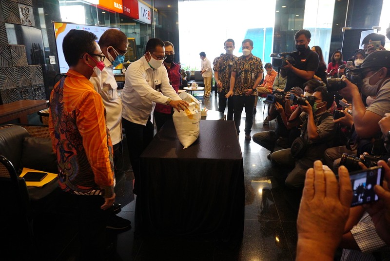 Pemerintah melalui Kementerian Sosial memberikan kepercayaan kepada Perum BULOG untuk melanjutkan program bantuan beras PPKM tahap II menyusul selesainya bantuan beras tahap I.  (CNBC Indonesia/Tri Susilo)