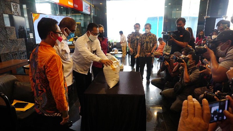 Pemerintah melalui Kementerian Sosial memberikan kepercayaan kepada Perum BULOG untuk melanjutkan program bantuan beras PPKM tahap II menyusul selesainya bantuan beras tahap I.  (CNBC Indonesia/Tri Susilo)