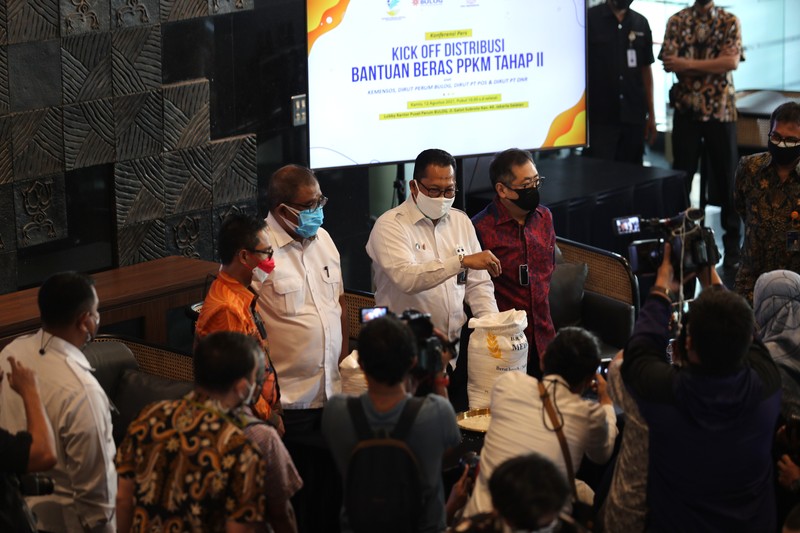 Pemerintah melalui Kementerian Sosial memberikan kepercayaan kepada Perum BULOG untuk melanjutkan program bantuan beras PPKM tahap II menyusul selesainya bantuan beras tahap I.  (CNBC Indonesia/Tri Susilo)