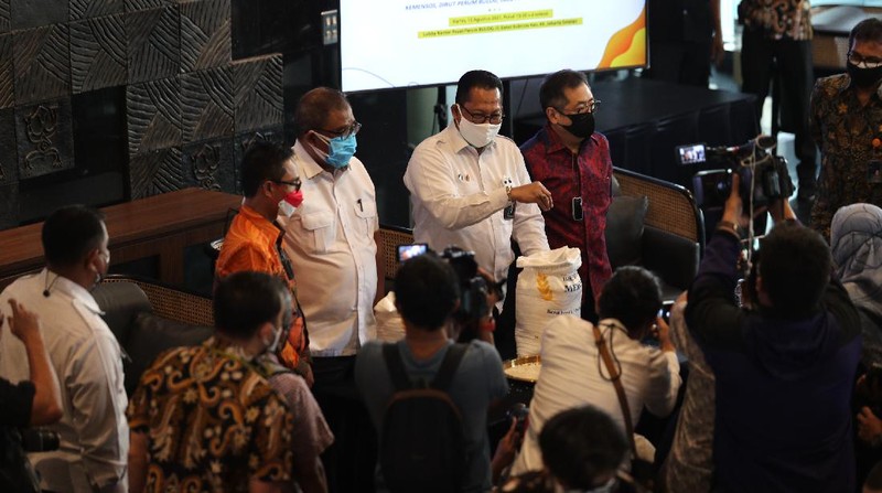 Pemerintah melalui Kementerian Sosial memberikan kepercayaan kepada Perum BULOG untuk melanjutkan program bantuan beras PPKM tahap II menyusul selesainya bantuan beras tahap I.  (CNBC Indonesia/Tri Susilo)
