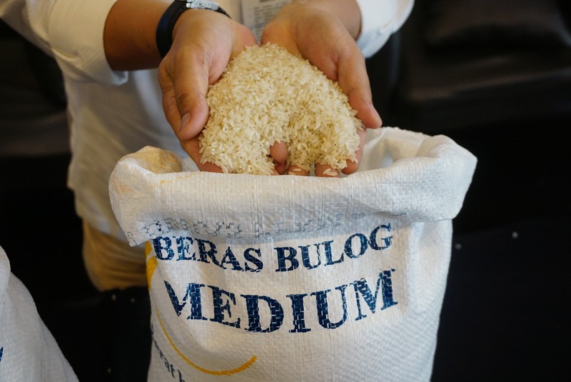 Pemerintah melalui Kementerian Sosial memberikan kepercayaan kepada Perum BULOG untuk melanjutkan program bantuan beras PPKM tahap II menyusul selesainya bantuan beras tahap I.  (CNBC Indonesia/Tri Susilo)
