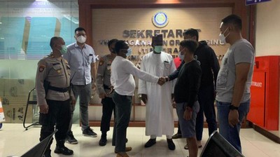 Petugas imigrasi berdamai dengan Diplomat Nigeria di Kantor Imigrasi Jakarta Selatan. (Dok.Imirgasi Jakarta) Petugas imigrasi berdamai dengan Diplomat Nigeria di Kantor Imigrasi Jakarta Selatan. (Dok.Imirgasi Jakarta)